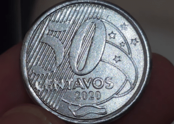 Close-up macro do reverso de uma moeda de 50 centavos de 2020, evidenciando o numeral "50", a inscrição "CENTAVOS" e as estrelas do Cruzeiro do Sul, com foco nas ranhuras do fundo.