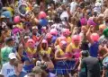 Foliões fantasiados participam de bloco de Carnaval durante festa de rua no Brasil em celebração ao Carnaval.