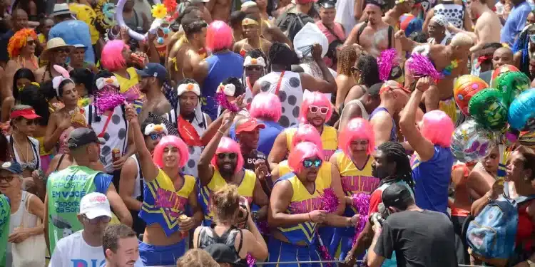 Foliões fantasiados participam de bloco de Carnaval durante festa de rua no Brasil em celebração ao Carnaval.
