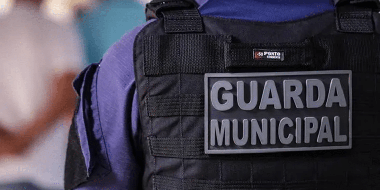 Agente da Guarda Municipal com colete identificador, atuando em segurança pública.
