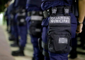 Agentes da Guarda Municipal alinhados, fardados e equipados, prontos para atuação urbana em 2026.