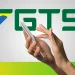 Mãos usando smartphone com logotipo do FGTS ao fundo em destaque