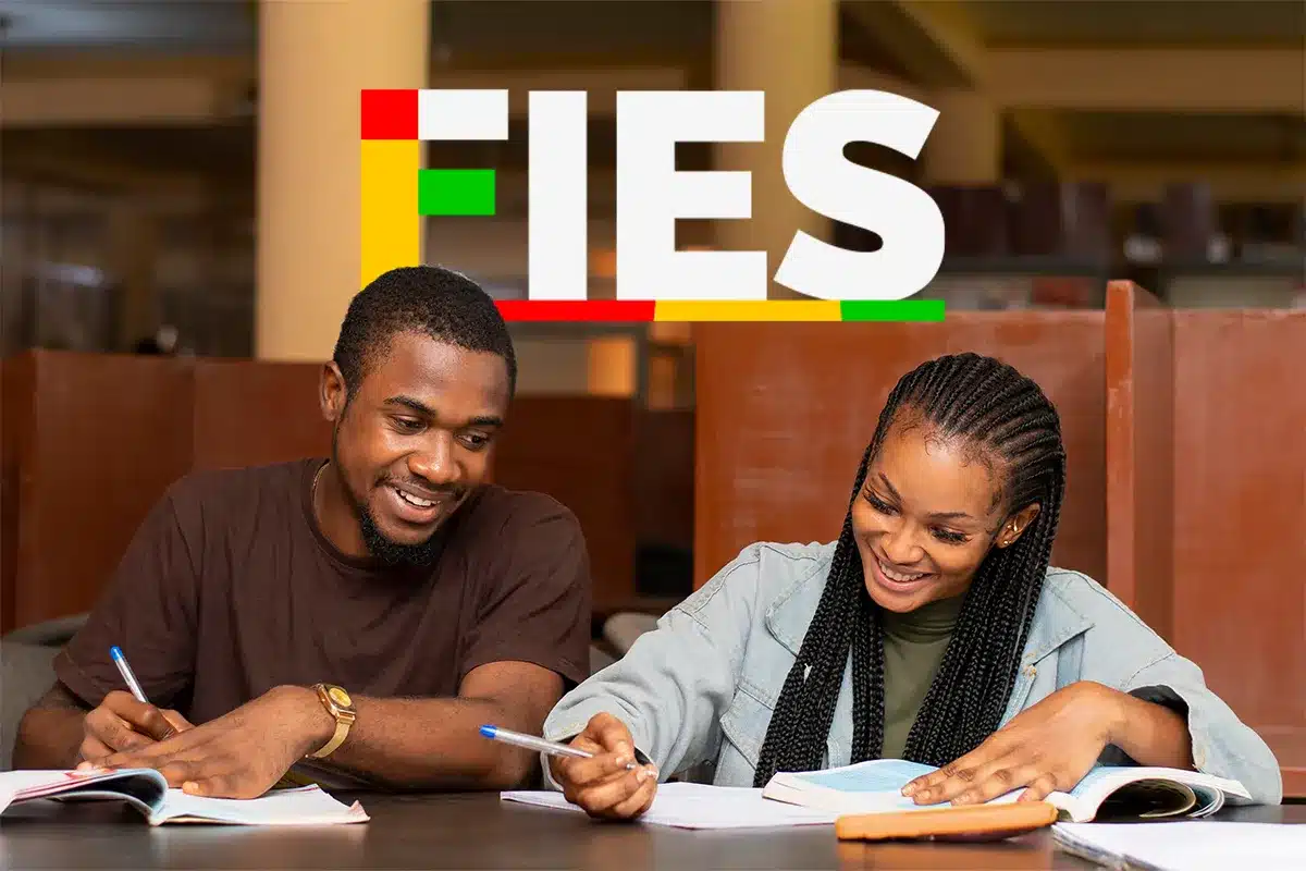 Dois estudantes sorrindo enquanto estudam, com o logo do Fies ao fundo, representando o financiamento estudantil para 2026.
