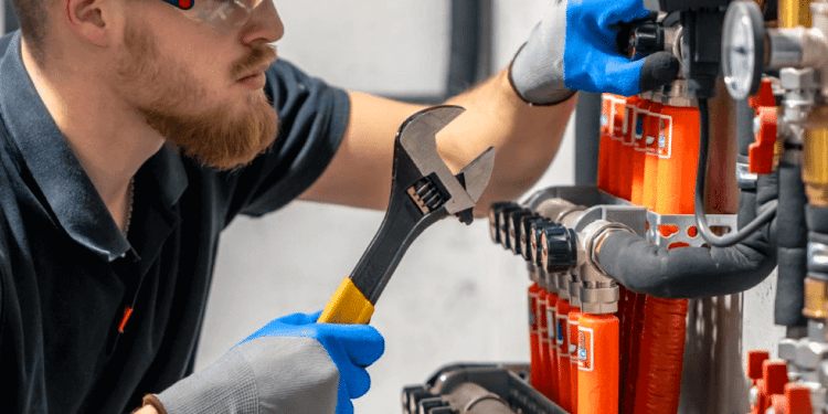 Técnico em instrumentação realizando ajuste em sistema industrial de energia, ilustrando profissões técnicas.