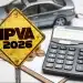 Placa de trânsito com a inscrição IPVA 2026, calculadora e carro representando o pagamento do imposto.