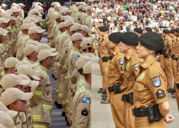 Policiais militares e bombeiros alinhados em formatura, representando os concursos para as corporações após o veto de limite de idade.
