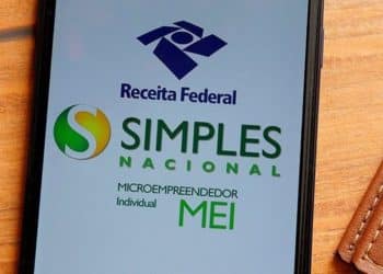 Ilustração do aplicativo MEI, mostrando o logo do Simples Nacional e Receita Federal, representando a contribuição mensal dos microempreendedores.