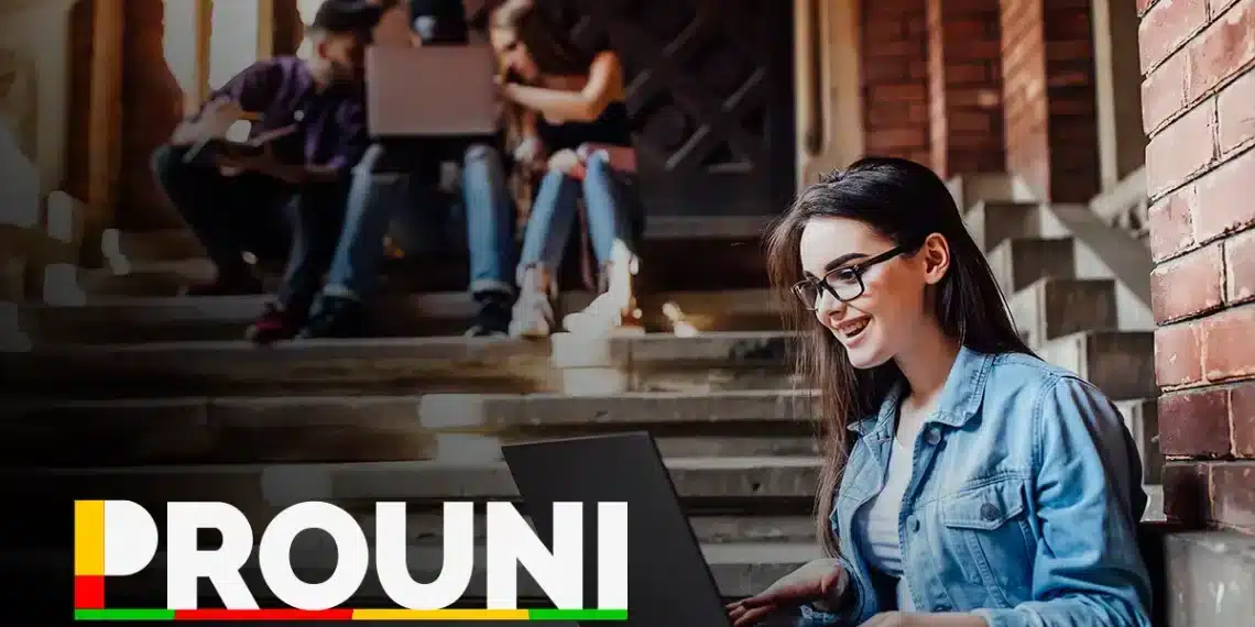 Jovem sorrindo usando computador, com logo do Prouni 2026 ao lado