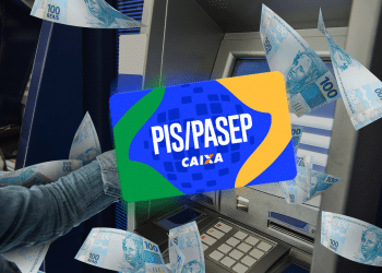 Cartão PIS/PASEP da Caixa em frente a caixa eletrônico com notas de cem reais ao redor