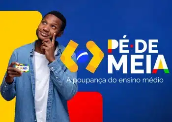 Estudante segurando cartão do Pé-de-Meia pensativo ao lado do logo do programa poupança do ensino médio.