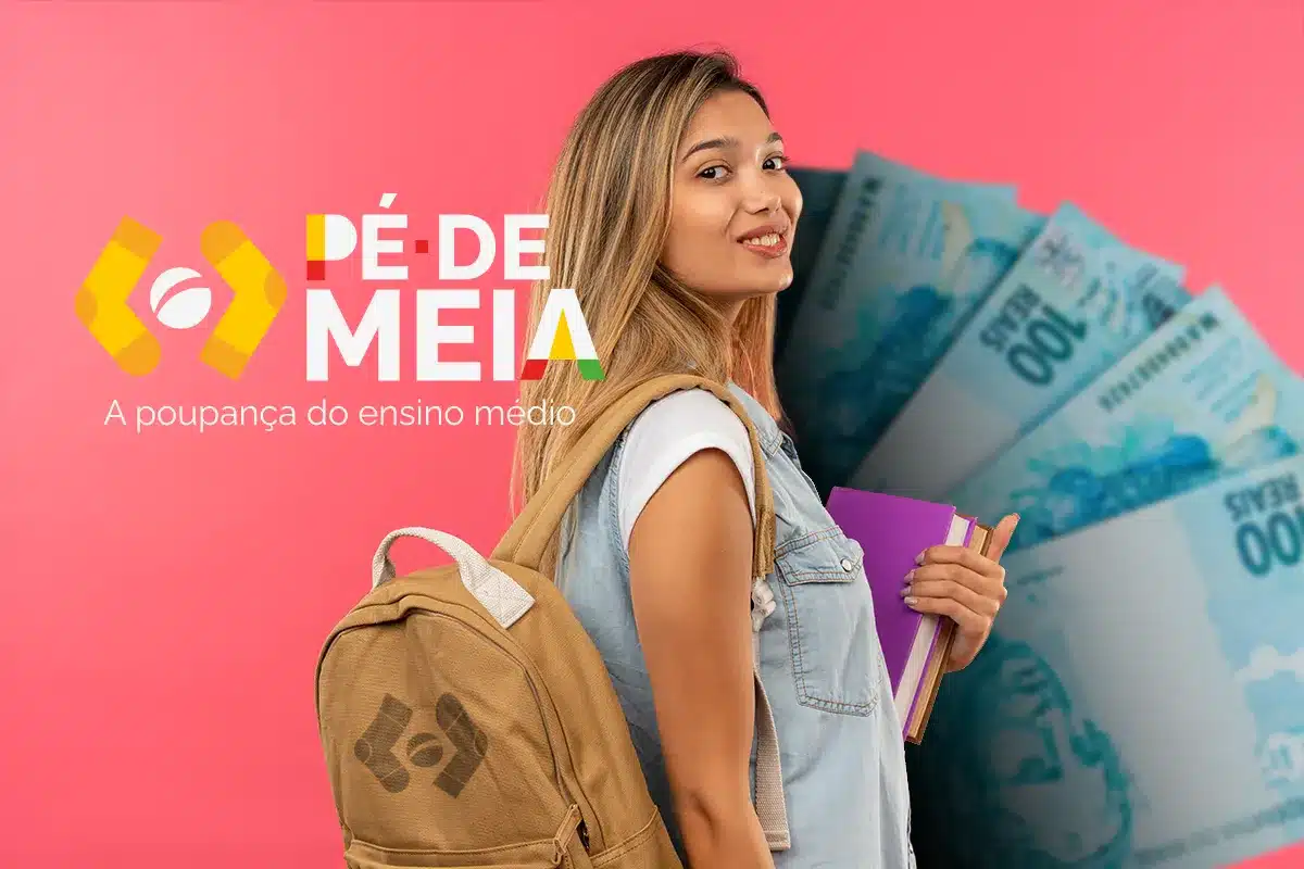 Jovem com mochila e cadernos à frente de notas de 100 reais e logo Pé-de-Meia