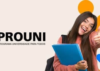 Estudante universitária comemorando aprovação no Programa Universidade para Todos.