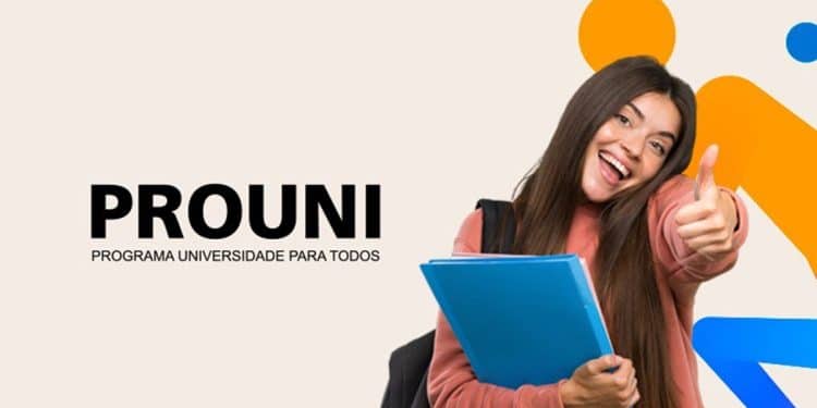 Estudante universitária comemorando aprovação no Programa Universidade para Todos.