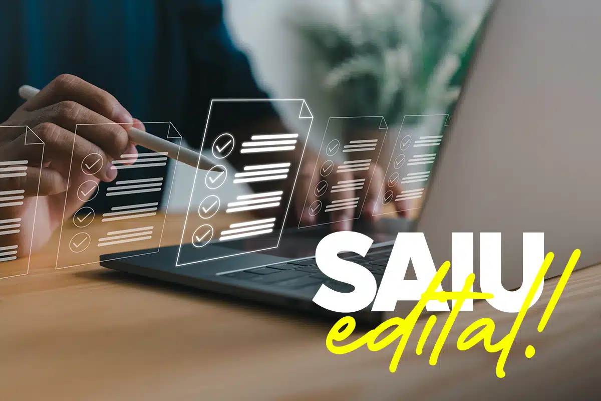 Concurso público com salários de até R$ 19,9 mil Visão aproximada de mãos operando um notebook com elementos gráficos de check-list digitais flutuando e o texto em destaque "SAIU edital!".