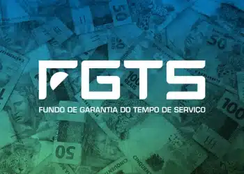 Arte gráfica com o logotipo branco "FGTS - Fundo de Garantia do Tempo de Serviço" centralizado. O fundo é composto por diversas cédulas de 50 e 100 Reais sobrepostas, com um filtro visual em tons de azul e verde.