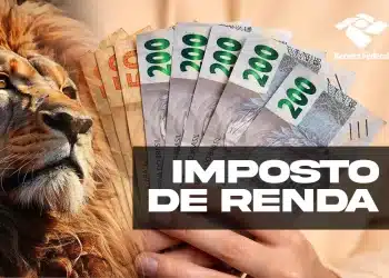 Mão segurando cédulas de dinheiro com ilustração de leão e logo Receita Federal destacando imposto de renda