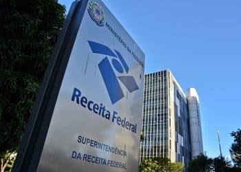 Fachada do prédio da Superintendência da Receita Federal do Brasil com logo oficial do órgão