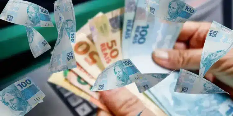 Imagem ilustrativa sobre reajuste do salário mínimo de 2026, com notas de R$ 100 e R$ 50 sendo exibidas.