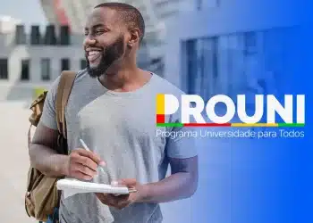 Estudante sorridente com caderno e mochila ao lado do logo Prouni 2026