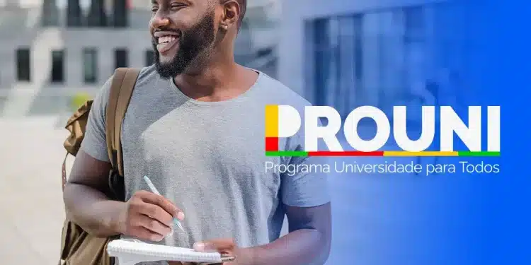 Estudante sorridente com caderno e mochila ao lado do logo Prouni 2026