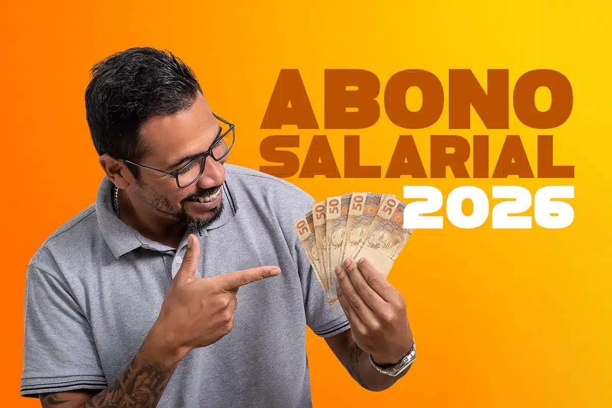Homem sorrindo enquanto segura notas de 50 reais, representando o pagamento do Abono Salarial 2026.