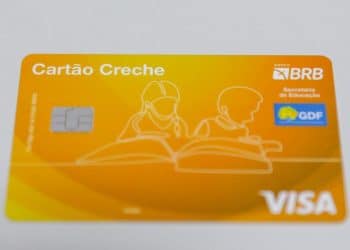 Cartão magnético de cor amarela e laranja com a inscrição "Cartão Creche" no topo esquerdo. Possui um chip eletrônico prateado, logotipos do Banco BRB, Secretaria de Educação e GDF, além da bandeira Visa.
