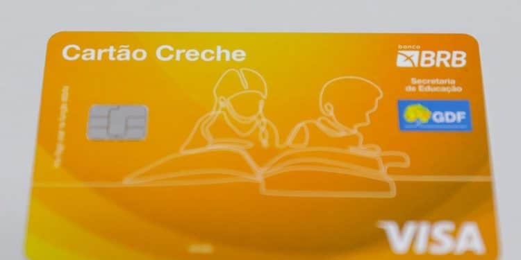 Cartão magnético de cor amarela e laranja com a inscrição "Cartão Creche" no topo esquerdo. Possui um chip eletrônico prateado, logotipos do Banco BRB, Secretaria de Educação e GDF, além da bandeira Visa.