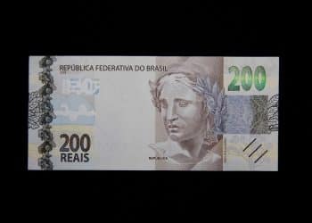 Visão frontal de uma cédula de 200 reais da República Federativa do Brasil, destacando a efígie da República e o número de série que pode conter o padrão radar.