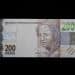 Visão frontal de uma cédula de 200 reais da República Federativa do Brasil, destacando a efígie da República e o número de série que pode conter o padrão radar.