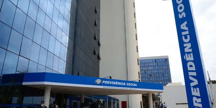 Fachada do prédio da Previdência Social com letreiro azul do Instituto Nacional do Seguro Social.