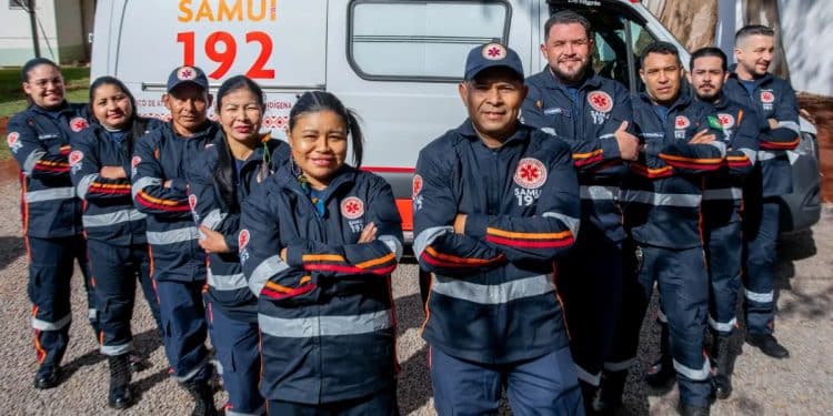 Profissionais do SAMU 192 posando em frente à ambulância em atendimento a comunidade indígena