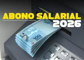 Mulher sorridente segurando notas de 100 reais com dinheiro voando ao redor, ilustrando o recebimento do abono salarial em 2026.