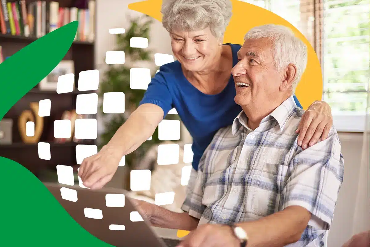 Casal de idosos sorrindo e interagindo com um laptop. A mulher aponta para a tela enquanto o homem observa, indicando uma consulta online. Elementos gráficos em verde e amarelo, representando o INSS, estão sobrepostos na imagem.