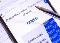 Visão aproximada da tela de um smartphone exibindo o site oficial do Inep com o título "Exame Nacional do Ensino Médio (Enem)" e uma caneta esferográfica transparente sobre o aparelho.