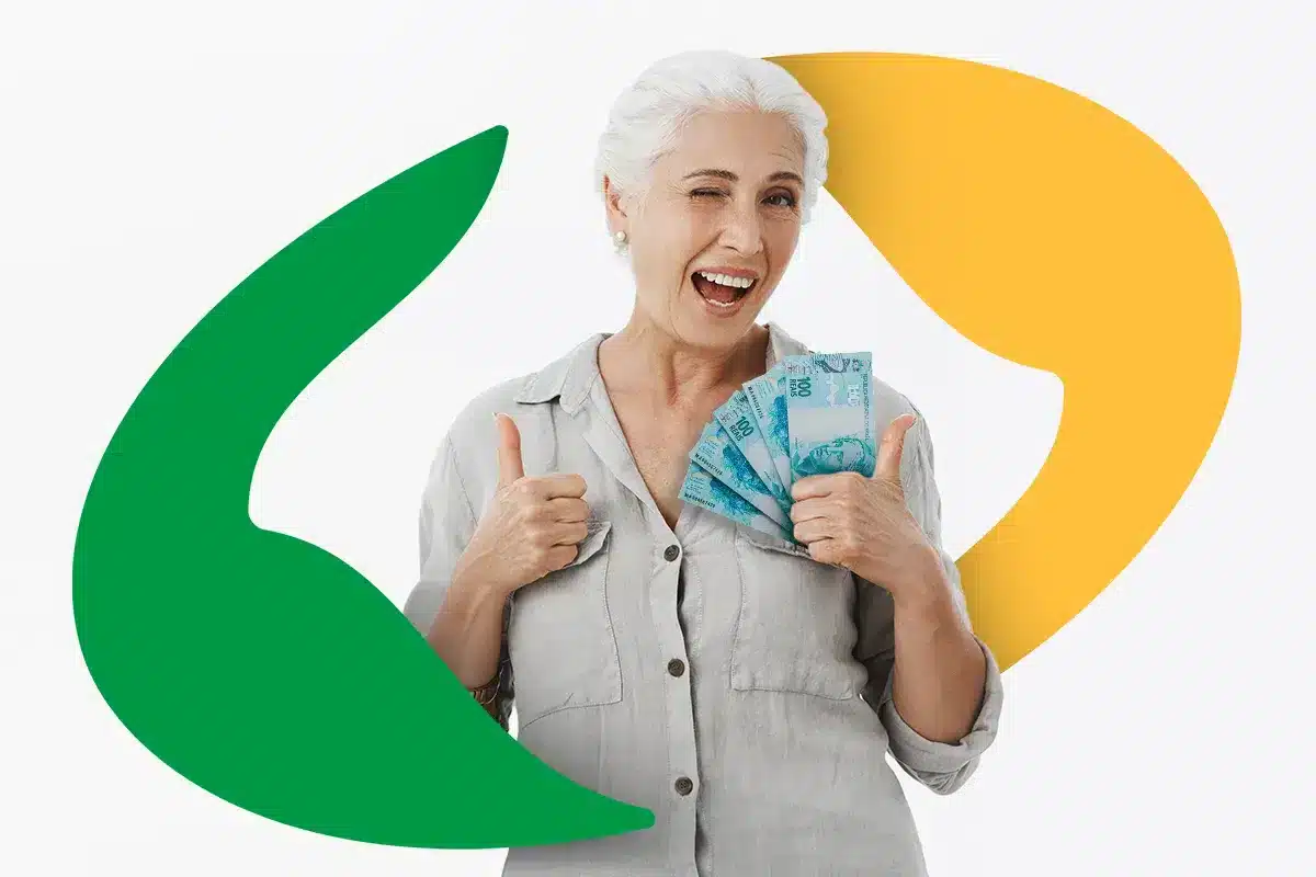 Idosa sorrindo e mostrando notas de 100 reais, celebrando o recebimento do 13º salário do INSS.