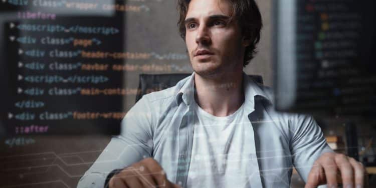 Jovem desenvolvedor de software concentrado trabalhando em frente a monitores com códigos de programação sobrepostos à imagem, representando carreiras de tecnologia de 2026.