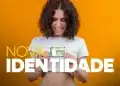 Mulher sorrindo e segurando sua nova Carteira de Identidade Nacional (CIN) com fundo amarelo, destacando a importância do atendimento prioritário para mulheres no Detran.