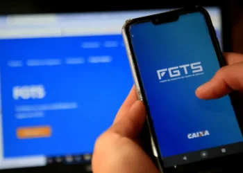 Tela do aplicativo FGTS da Caixa mostrando a opção de saque-aniversário para 2026, com foco na data de liberação para quem nasceu em janeiro.