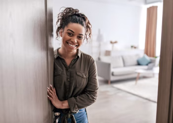 Imagem sobre as falsas informações sobre a tributação no aluguel por temporada em 2026, desmentidas pela Receita Federal.