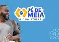 Homem sorridente com mochila segurando uma folha de papel, ao lado do logo do programa Pé-de-Meia Licenciaturas, com fundo azul.