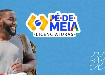 Homem sorridente com mochila segurando uma folha de papel, ao lado do logo do programa Pé-de-Meia Licenciaturas, com fundo azul.