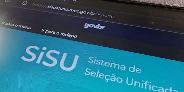 Foto em ângulo diagonal de uma tela de computador exibindo o portal gov.br com o logotipo azul e branco do SiSU (Sistema de Seleção Unificada) em destaque.