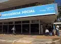 Agência do INSS em Brasília, com clientes na fila e funcionários trabalhando no local.