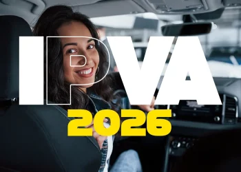 Imagem de uma pessoa sorrindo no carro com a marcação do IPVA 2026.