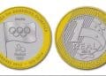 Frente e verso da moeda de 1 real de 2012 da Entrega da Bandeira Olímpica, exibindo o emblema dos cinco anéis e a bandeira no centro.