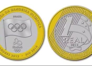Frente e verso da moeda de 1 real de 2012 da Entrega da Bandeira Olímpica, exibindo o emblema dos cinco anéis e a bandeira no centro.