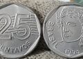 Duas moedas de 25 centavos de prata (aço inoxidável) de 1994 colocadas lado a lado sobre uma superfície texturizada. A imagem mostra o anverso com a efígie da República e o reverso com o numeral 25, destacando o brilho e o estado de conservação das peças.