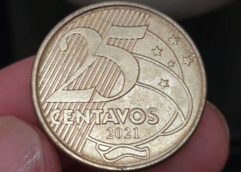 Close-up do reverso de uma moeda de 25 centavos de 2021 em excelente estado de conservação, exibindo brilho metálico e detalhes nítidos das linhas diagonais e estrelas.