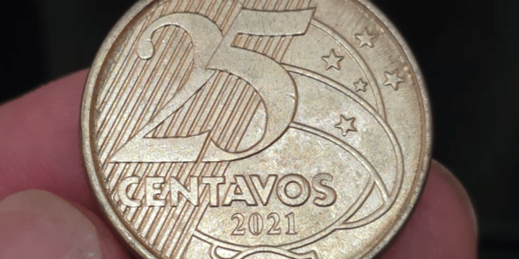 Close-up do reverso de uma moeda de 25 centavos de 2021 em excelente estado de conservação, exibindo brilho metálico e detalhes nítidos das linhas diagonais e estrelas.
