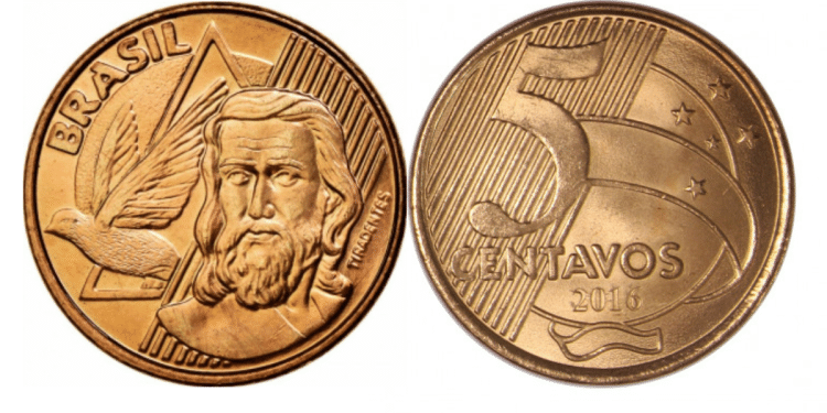 Duas faces de uma moeda de 5 centavos de 2016. À esquerda, o busto de Tiradentes e a data. À direita, o valor "5 CENTAVOS" e o ano "2016".